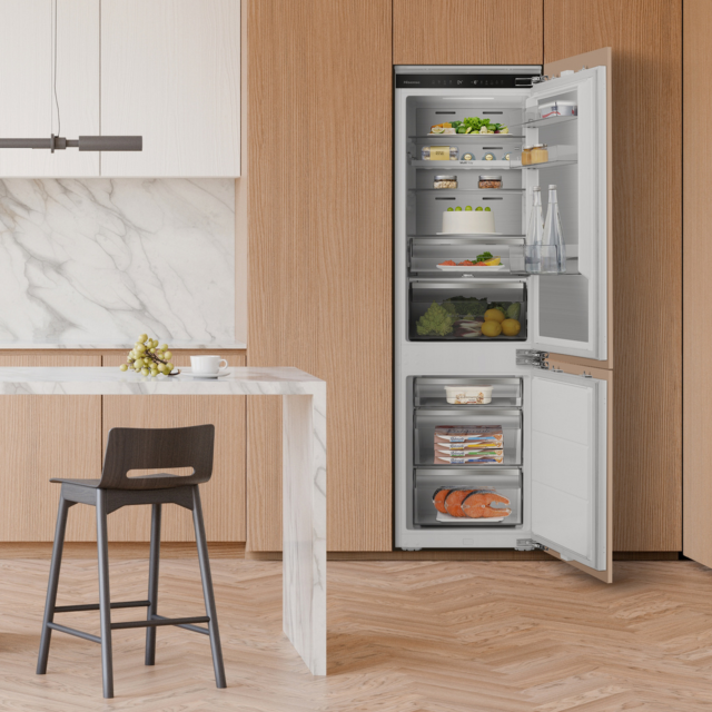 Hisense RB5B250SSWC1 Integrated 60/40 Smart Fridge Freezer