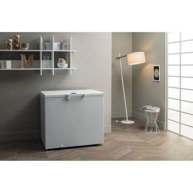 Hotpoint CS2A400HFMFAUK1 140.5cm Chest Freezer - White