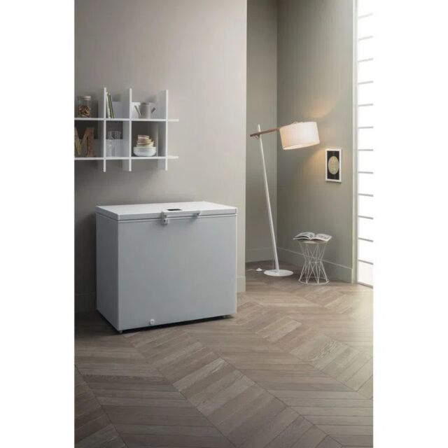 Hotpoint CS2A400HFMFAUK1 140.5cm Chest Freezer - White