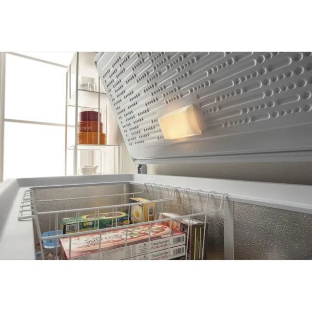 Hotpoint CS2A400HFMFAUK1 140.5cm Chest Freezer - White