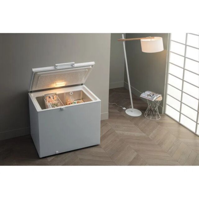 Hotpoint CS2A400HFMFAUK1 140.5cm Chest Freezer - White