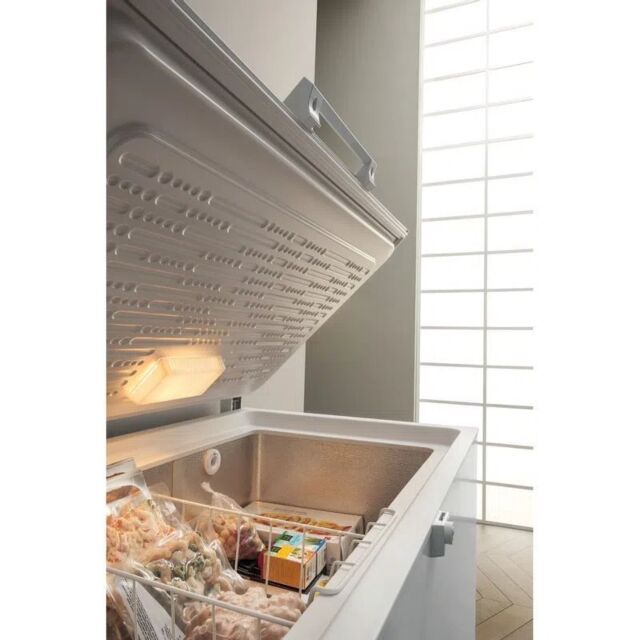 Hotpoint CS2A400HFMFAUK1 140.5cm Chest Freezer - White