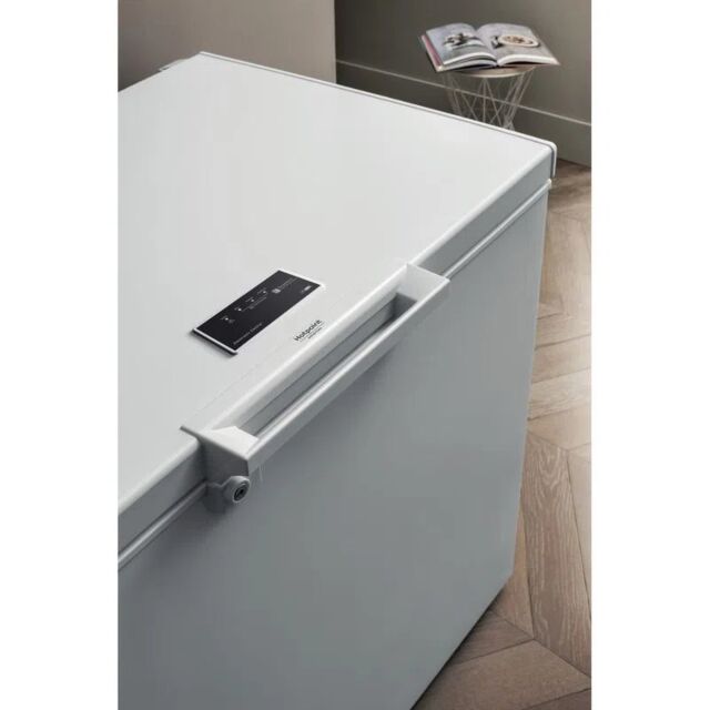 Hotpoint CS2A400HFMFAUK1 140.5cm Chest Freezer - White