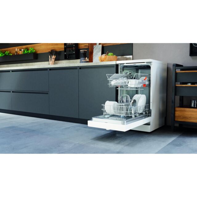 Hotpoint HF9E1B19UK Freestanding Slimline Dishwasher White