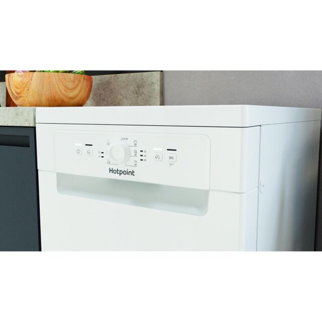 Hotpoint HF9E1B19UK Freestanding Slimline Dishwasher White