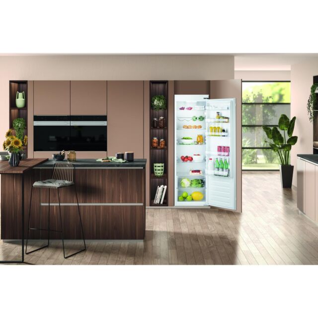 Hotpoint HS18012UK Built In Larder Fridge