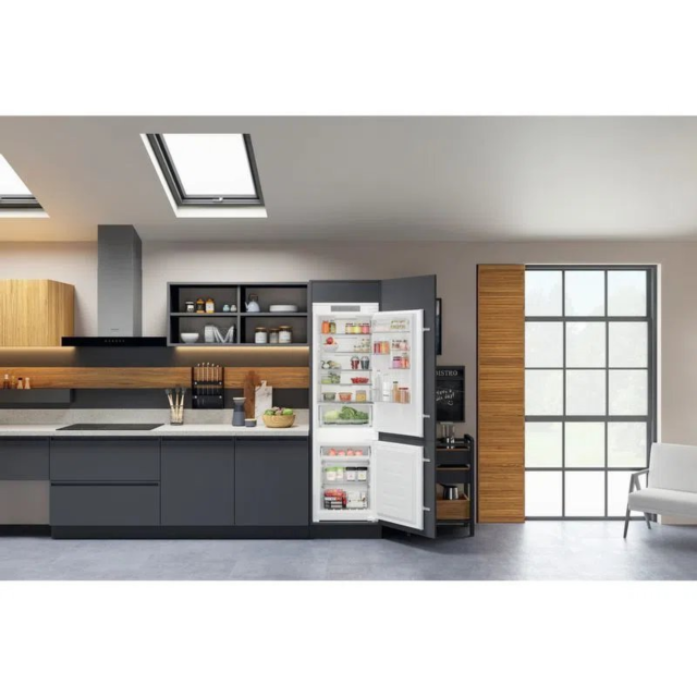 Hotpoint HTC18T311 Built-In Total No Frost Fridge Freezer