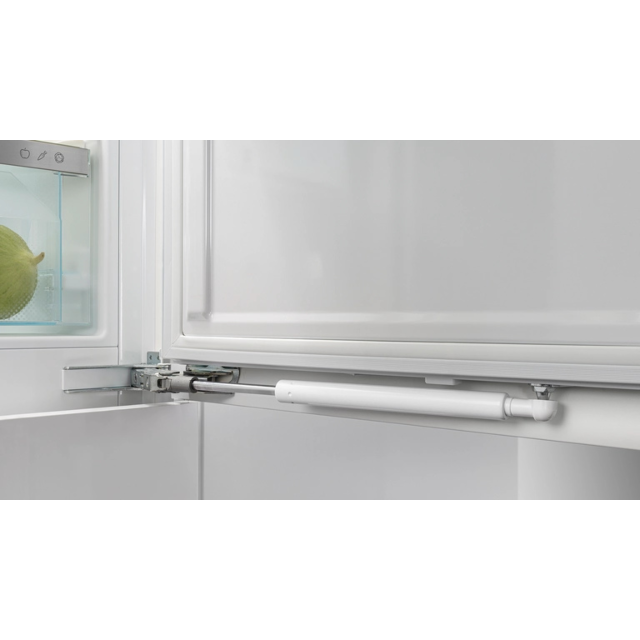Liebherr ICNB5123 NoFrost fridge-freezer with EasyFresh